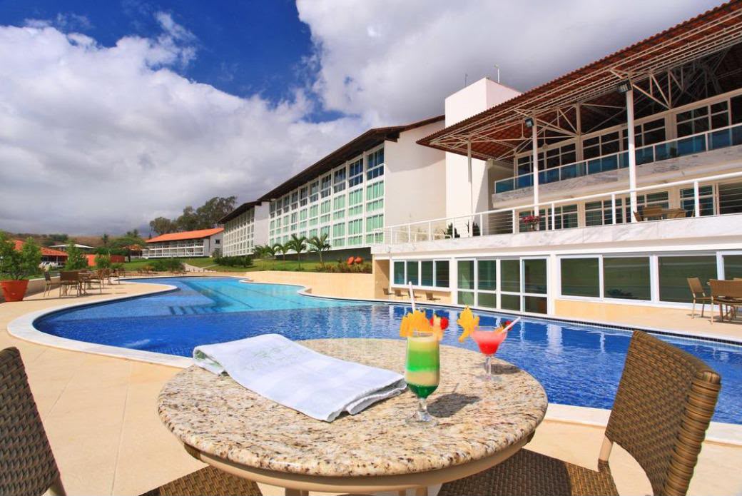 Piscina do Villa Hípica Gravatá com drinks na mesa